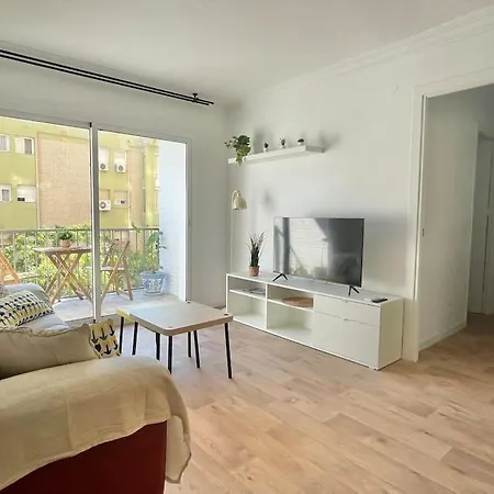 3 Habitaciones, Terraza Y A 200 Metros De La Playa * Málaga